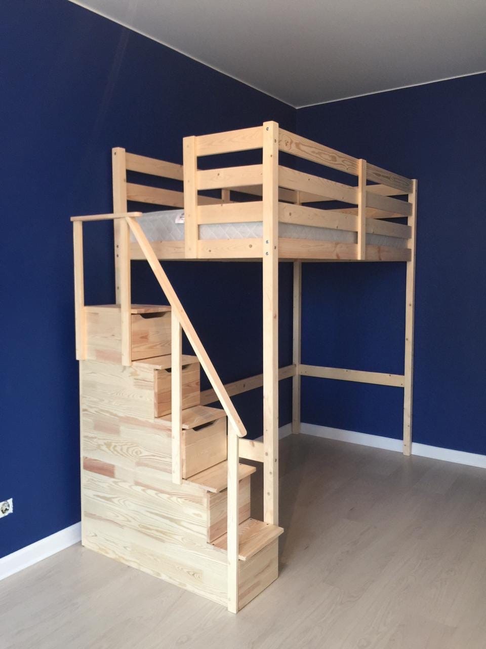 кровать чердак с лестницей и ящиками