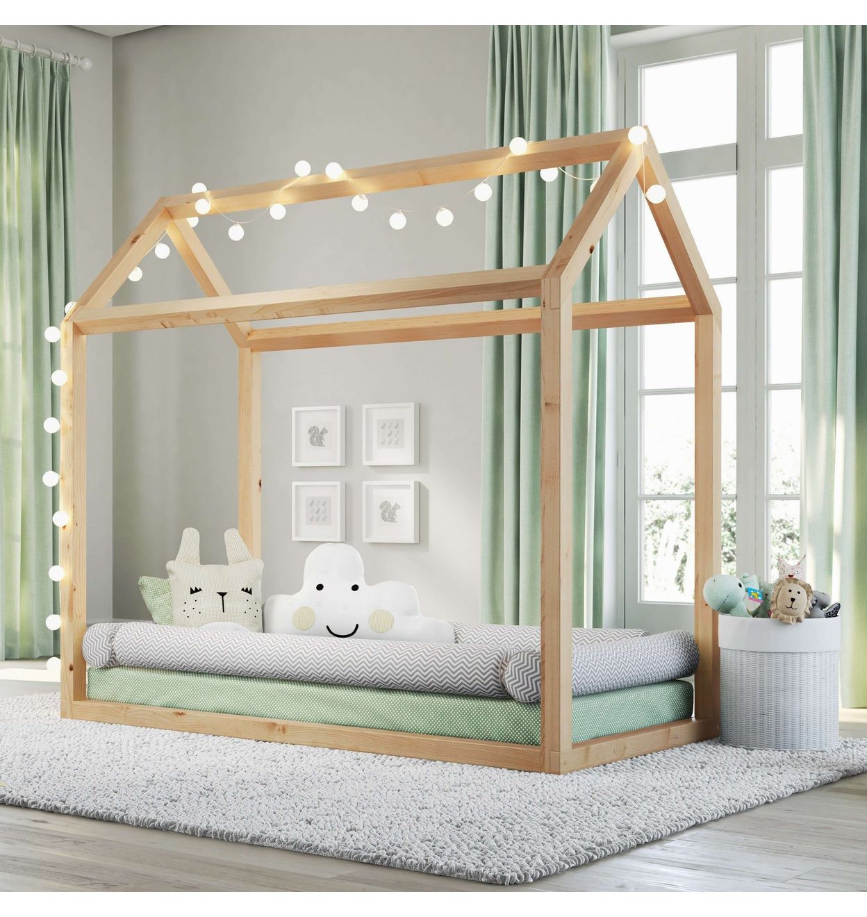 Кровать домик на полу для детей
