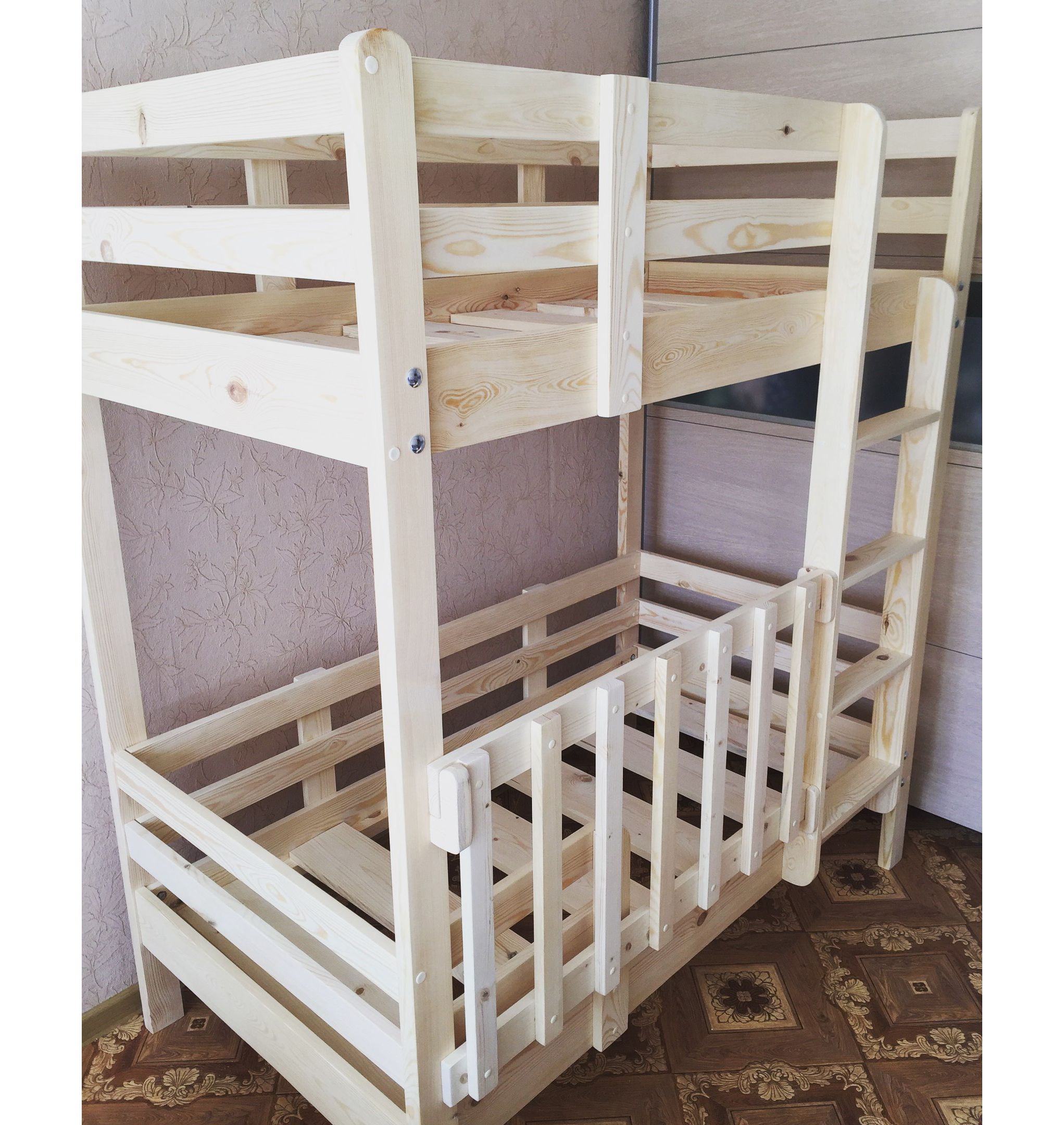 Двухъярусная кровать с бортиками и ящиками